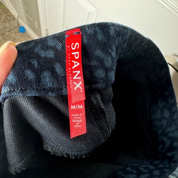 Spanx Jean-ish Blue Leopard Print Pull On High Rise Leggings
Size Medium - Picture 6 of 8